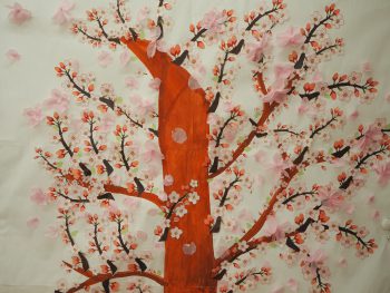 満開の桜の木の壁面